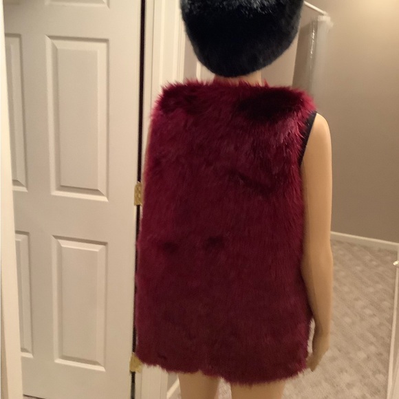 DECREE Burgundy Open Front Faux Fur Vest Size Medium - Picture 7 of 15